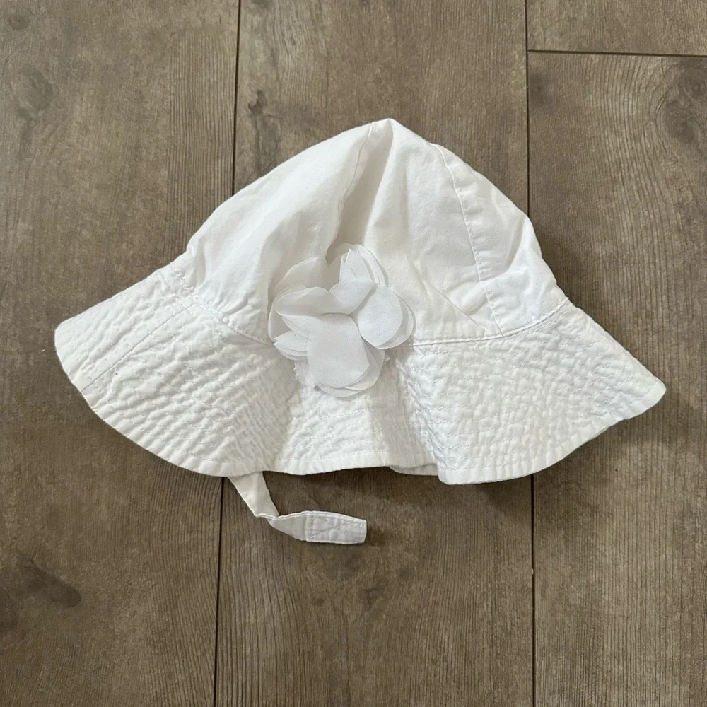 Carter’s 0-9 month baby girl white sun hat floral